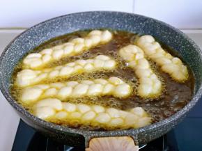 中火炸。（不建议用小火，那样炸出来油条口感会有点硬）