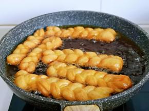 两面炸制金黄捞出淋油。