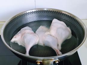 首先将鸭腿焯水，冷水入锅，烧开后煮2-3分钟，捞出用温水冲洗，剪小块。