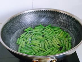 刀豆洗干净，掰段，焯水，水烧开后，下刀豆，大火煮2分钟捞出。