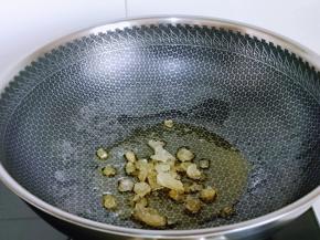 起油锅，加入冰糖，小火炒化，炒至褐色。