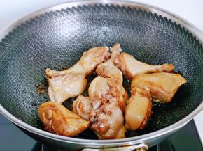 加入鸭腿块，炒糖色。
