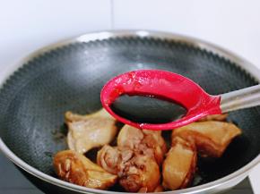 加入生抽，料酒，蚝油。