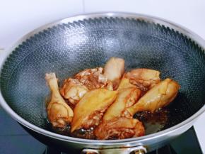 再加入十三香，翻炒均匀。