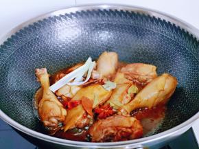 加入八角，桂皮，葱姜翻炒均匀。