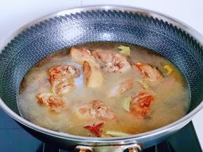 加入纯净水，没过鸭腿为佳，烧开后，转小火慢炖约35分钟。