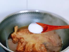 按个人口味加入盐。