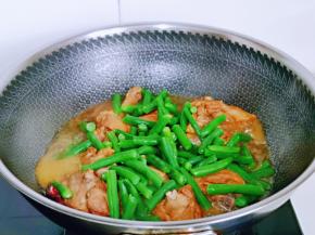 再加入焯水的刀豆，不要盖盖子，炖5分钟。