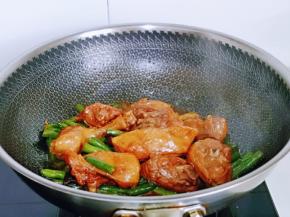 5分钟后大火收汁，至浓稠即可关火。