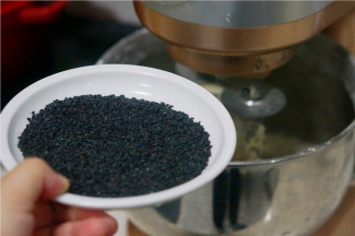 先揉至面团微微光滑，然后加入玉米油继续揉至出膜，这个步骤就全都厨师机在完成，然后再加入熟芝麻，微微揉一下就可以。