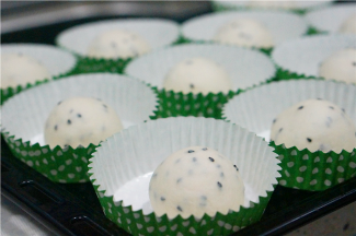 然后将面团分切成大小相等的小面团，分切好之后再揉至光滑，揉好之后就可以直接入纸托。