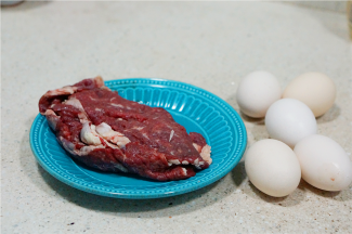 这次是做双层牛排得，当然就要备拍松散的牛肉及鸡蛋。