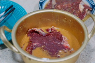 用啤酒，生抽，黑胡椒酱，淀粉，白糖调成酱汁，将牛排先腌制入味。