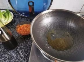 锅中倒入食用油烧热