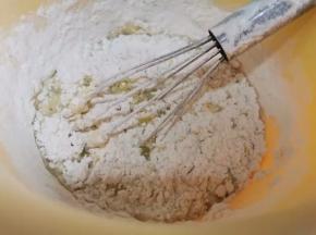 鸡蛋，水，玉米油倒入料理盆搅打均匀 ， 加入中筋面粉搅拌均匀