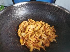 放入腌制的鸡脯肉炒熟备用