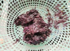 首先把紫菜用水泡软，再把水分给攥干。