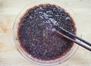 盛出在盘中，放入猪油，盐搅拌融化。