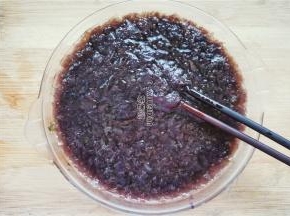盛出在盘中，放入猪油，盐搅拌融化。