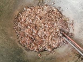 放2碗水到锅里煮沸，把攥干的紫菜放入煮沸下。