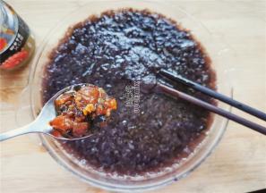 最后放入辣酱和米醋混合均匀即可。