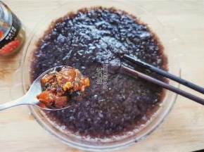 最后放入辣酱和米醋混合均匀即可。