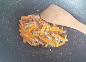 把胡萝卜切成小细条，倒入锅中一起翻炒下。