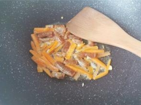 把胡萝卜切成小细条，倒入锅中一起翻炒下。