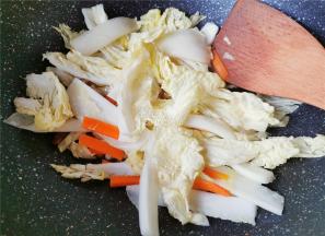 白菜也切条状，倒入锅中翻炒变软。