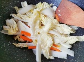 白菜也切条状，倒入锅中翻炒变软。