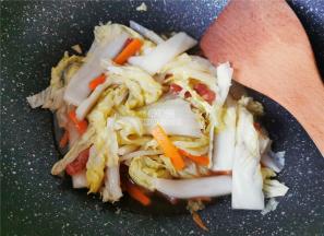 撒入点盐，生抽调味翻炒下，倒入点清水加盖煮沸就可以盛出食用。