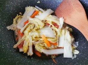 撒入点盐，生抽调味翻炒下，倒入点清水加盖煮沸就可以盛出食用。