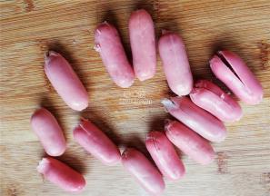 首先把小香肠清洗干净，沥干，把小香肠二分之一处切四半。