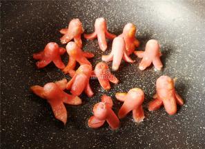 经过受热后，小章鱼的爪子就出来了，不过没有八爪，煎制定型就可以出锅了。