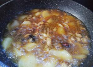 加入调料后继续翻炒，加水开大火炖煮，煮制牛腩软嫩，再把白萝卜切滚刀块放入继续炖煮备用。