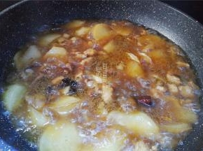 加入调料后继续翻炒，加水开大火炖煮，煮制牛腩软嫩，再把白萝卜切滚刀块放入继续炖煮备用。
