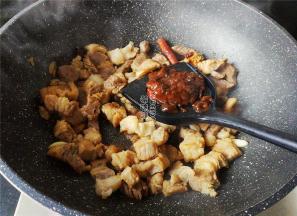 首先来炖肉，牛腩洗净切块，冷水下锅煮出血沫，热锅倒油，放入蒜瓣，香料炒香，再倒入牛腩块翻炒。