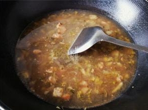 炒制片刻后，倒入炖煮好的牛肉汤和一些清水，大火煮沸。