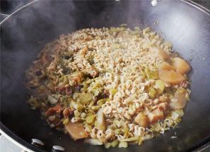 锅中滚开后，把面饼放入煮散，煮软，让面吸收汤汁盛出。