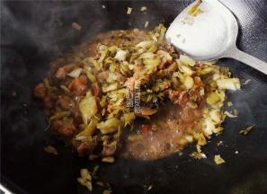 另起一锅，热锅冷油，升温后把酸菜倒入炒制，再把炖煮好的牛肉倒入继续翻炒。