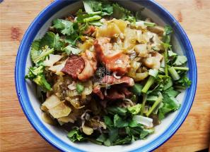 盛出后，撒入点睛之笔香菜，如果不喜欢的话，可以撒点葱花也行。