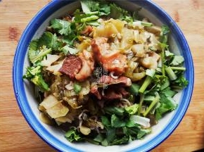 盛出后，撒入点睛之笔香菜，如果不喜欢的话，可以撒点葱花也行。