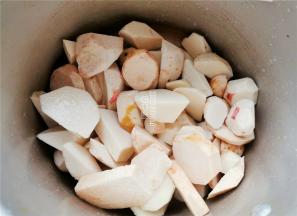 先把芋头去皮，洗净，切块倒入高压锅中放入点盐和水，加盖煮软。