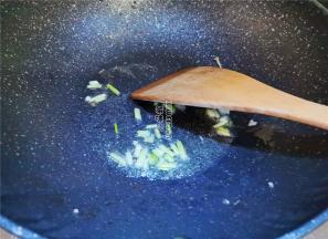 炒锅中倒入食用油，把小葱的葱白放入爆香。