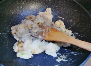 高压锅自然放气后，把多余的水倒掉，把煮软芋头倒入锅中翻炒。