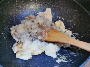 高压锅自然放气后，把多余的水倒掉，把煮软芋头倒入锅中翻炒。