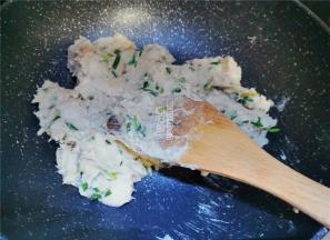 最后放入少许盐和生抽调味，翻炒入味后就可以盛出了。