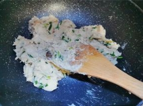 最后放入少许盐和生抽调味，翻炒入味后就可以盛出了。
