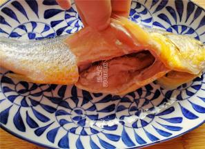 首先把黄鱼刮鳞去腮洗净，把内脏挖掉，去掉里面的黑膜。