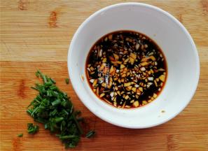 准备料汁：蒜瓣切细碎放入碗中，倒入生抽，米醋，蒸鱼豉油，白砂糖搅拌均匀备用。